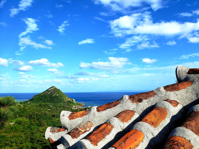 与那国島での宿泊中に楽しめる、伝統的な赤瓦屋根と美しい景観。