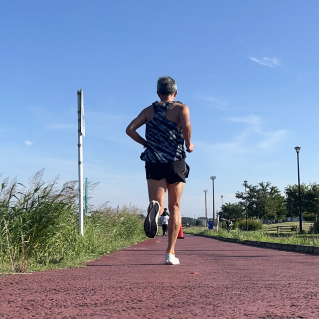 青空の下を力強く走る与那国島マラソンのランナー