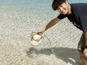 与那国島の浜辺で体験する伝統のクバ民具作り