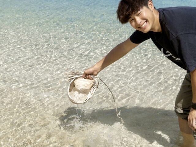 与那国島の浜辺で体験する伝統のクバ民具作り