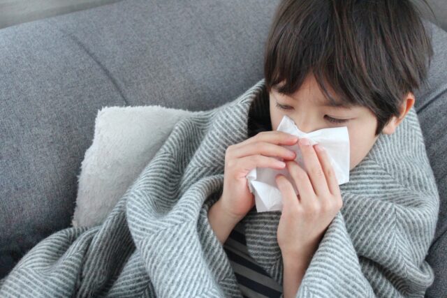 鼻をかむ　男の子