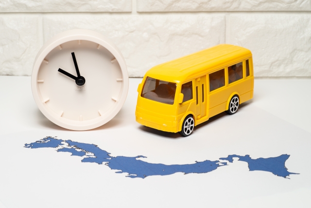 与那国島の生活路線バスの車内・バス停。整理券も運賃も不要で誰でも無料で乗車できる。