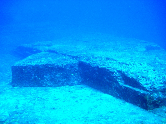 与那国島海底遺跡の人工物のような直線的なラインを持つ巨大な岩盤。