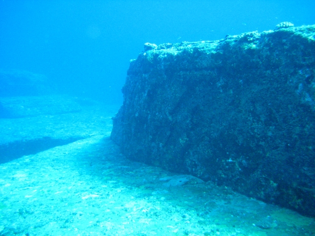 与那国島海底遺跡のシンボル的な構造物である巨大な立神岩のような岩体。