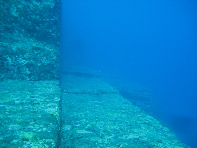 人工的な石畳を彷彿とさせる、与那国島海底遺跡のテラス状の岩場。