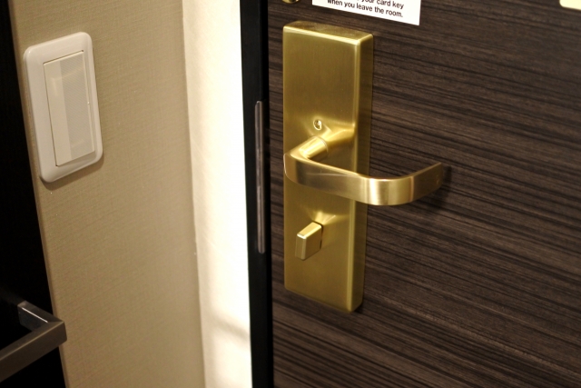 与那国島のホテル客室ドア。ゴールドのドアノブと、セキュリティに配慮した鍵の様子