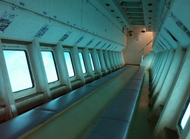 与那国島での宿泊アクティビティ、海底が見える観光船の広々とした船内。