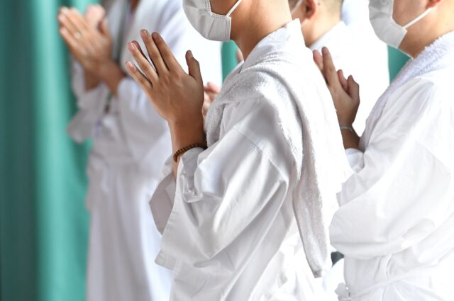 祈願 手を合わせる人々